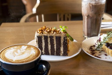 Masada kek ile sıcak latte