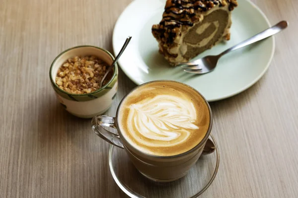 Hete Latte Roll Cake Een Houten Tafel — Stockfoto