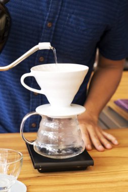 Barita dükkanda kahve yapıyor..