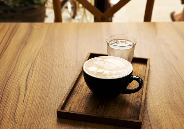Latte Caliente Con Hermoso Arte Latte Mesa Madera —  Fotos de Stock