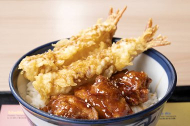 Japonya Pirinç karides tempura ve kızarmış tavuk.