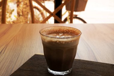 Ahşap zeminler üzerinde sıcak latte ve güzel sanat latte