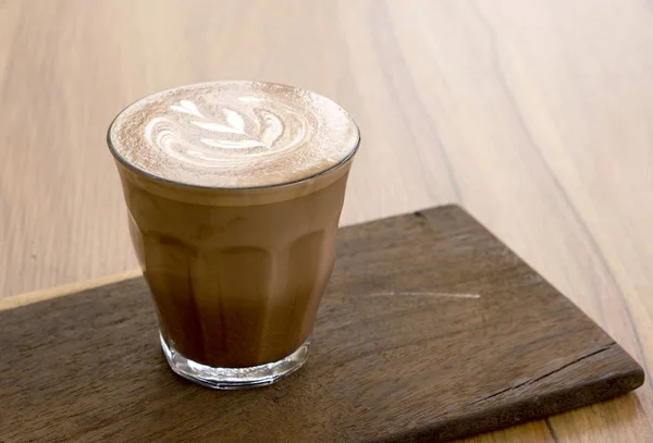 Heiße Latte Und Schöne Art Latte Auf Holzböden — Stockfoto