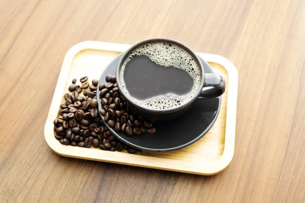 Horká Káva Kávová Zrna Dřevěných Podlažích — Stock fotografie
