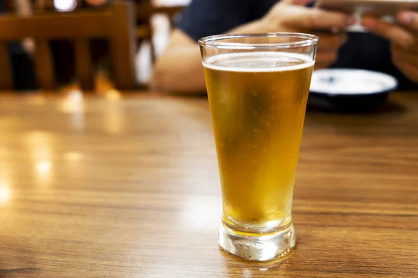 Cerveja Gelada Mesa Restaurante — Fotografia de Stock