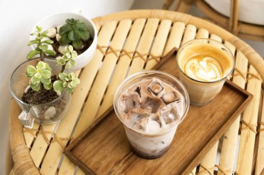 Bambu masada sıcak kahve ve buzlu çikolata