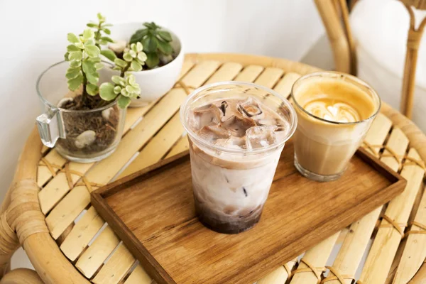 Горячий Кофе Мороженое Бамбуковом Столе — стоковое фото