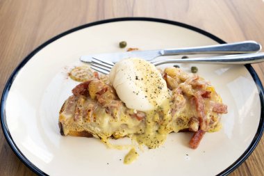 Kahvaltı için tost, jambon, domuz pastırması, peynir ve kızarmış yumurta