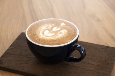 ahşap bir masa üzerinde sıcak kahve 