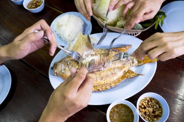 Balık tuz, baharatlı ekşi sos ile Tay gıda yandı