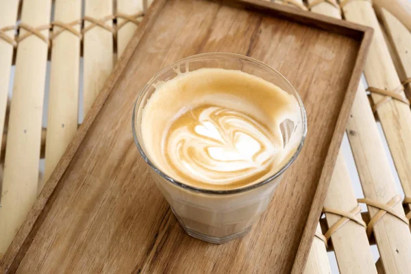 Hot Latte Art Latte Een Glas Tafel — Stockfoto
