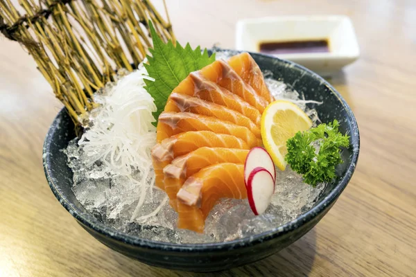 Somon Sashimi Gheață Într Castron Într Restaurant — Fotografie, imagine de stoc