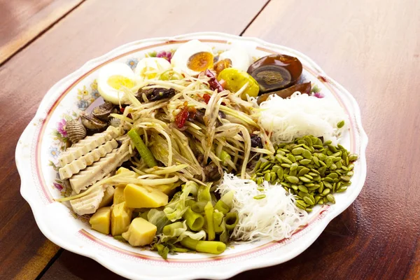Papájský Salát Thajskými Kořeněnými Potravinami — Stock fotografie