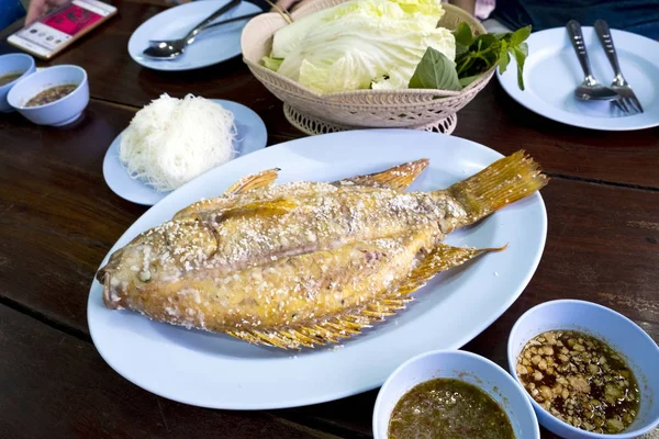 Peixe Queimado Sal Comida Tailandesa Com Molho Azedo Picante — Fotografia de Stock