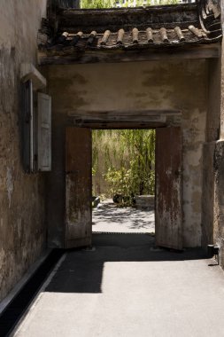 Eski evin duvarlarında eski ahşap kapılar