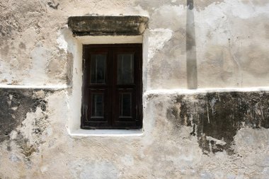 Eski bir evin duvarında eski ahşap pencereler.