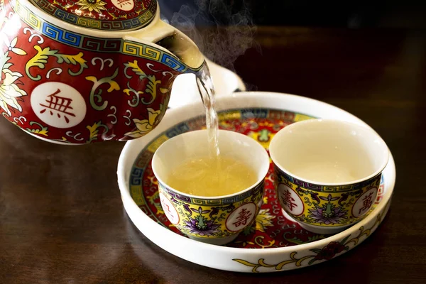 Китайський Чай Наливається Склянку Гарячого Чаю Чайнику — стокове фото