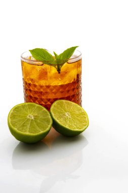 Beyaz arka planda buzlu Tayland limon çayı.