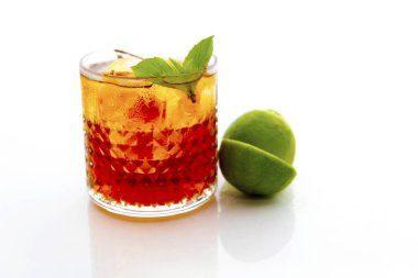 Beyaz arka planda buzlu Tayland limon çayı.