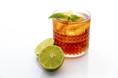 Beyaz arka planda buzlu Tayland limon çayı.