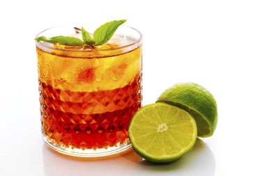 Beyaz arka planda buzlu Tayland limon çayı.