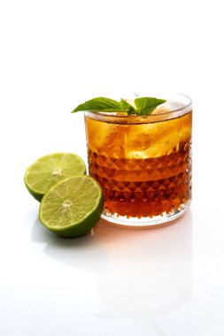 Beyaz arka planda buzlu Tayland limon çayı.