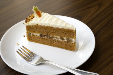 Havuç, krem peynirli kek masada.