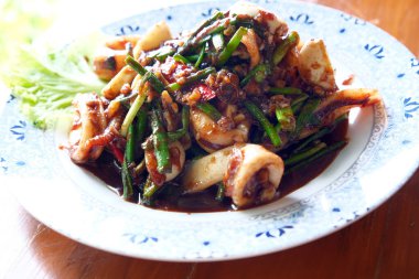 Tayland biberli kızarmış kalamar.