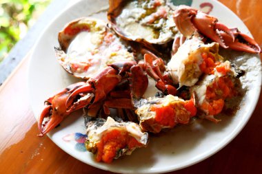 Ahşap bir masada haşlanmış yengeç.