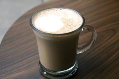 ahşap bir masa üzerinde sıcak kahve