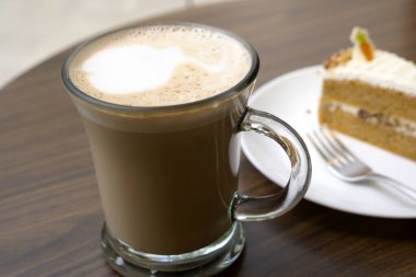 ahşap bir masa üzerinde sıcak kahve