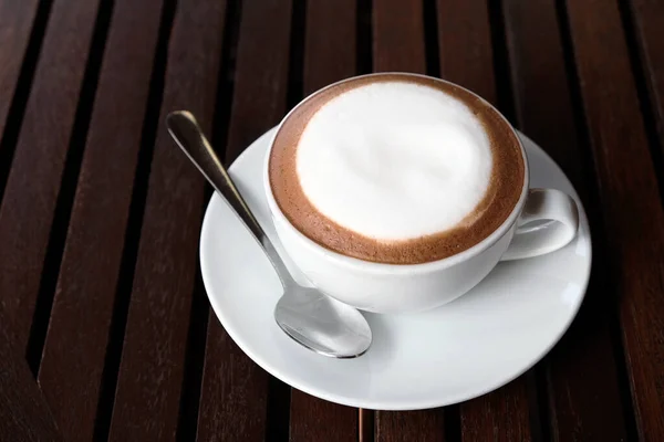 Cappuccino Quente Com Água Fria Uma Mesa Madeira — Fotografia de Stock