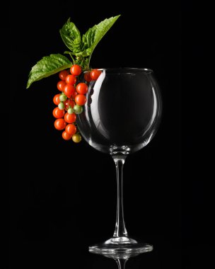 Minimalist Kiraz Domatesleri ve Boş Bardaktaki Fesleğen Siyah