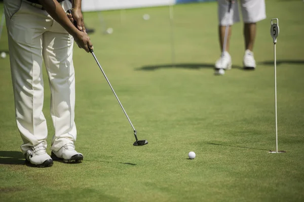 Golf Játékos Üzembe Zöld Ütő Labdát Egy Lyukba — Stock Fotó