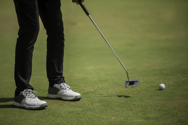 Golf Játékos Üzembe Zöld Ütő Labdát Egy Lyukba — Stock Fotó