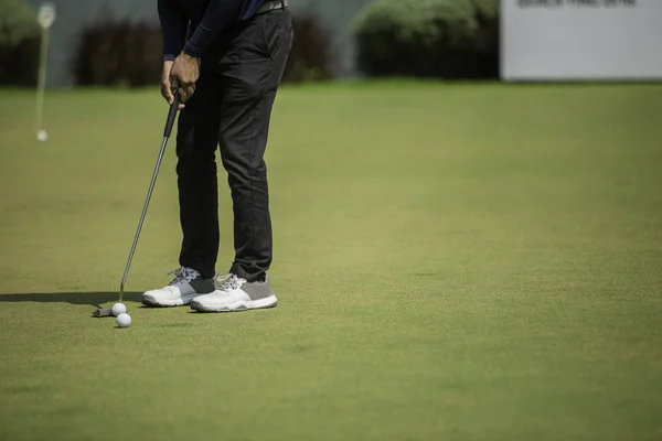 Golf Spelare Putting Green Slå Bollen Ett Hål — Stockfoto