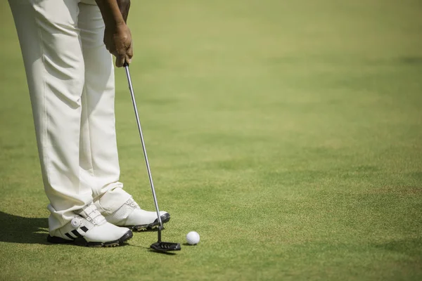 Golf Spelare Putting Green Slå Bollen Ett Hål — Stockfoto