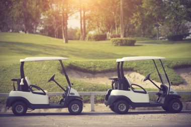 Bir golf sahasında golf arabaları