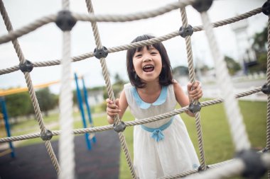 kaya tırmanışı yapmak güzel bir kız 