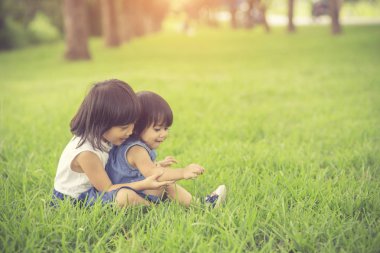 Alanını kardeşiz. Gülümseme ve birbirlerine sarılma. Vintahe renk