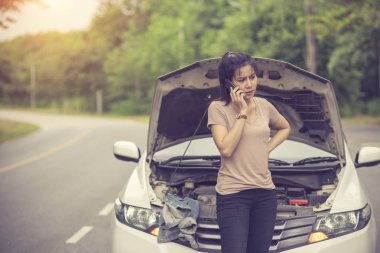 Kırık araba yardım isteyen genç kadınla. Vintage renk