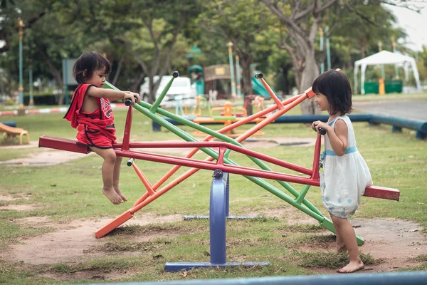 Dos Niñas Felices Teetering Tablero Aire Libre — Foto de Stock