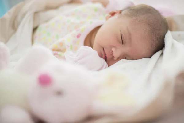 Mooie Pasgeborene Slapen Het Bed — Stockfoto