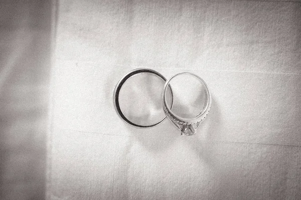 Dos Anillos Boda Sobre Fondo Texturizado —  Fotos de Stock