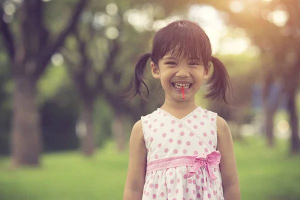 快乐的小女孩 在户外棒糖 复古色 — 图库照片