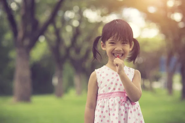 Meninas Pequenas Felizes Com Pirulitos Livre Cor Vintage — Fotografia de Stock