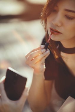 seksi kadın makyaj kadın ruj outdoors.retro uygulama yapma