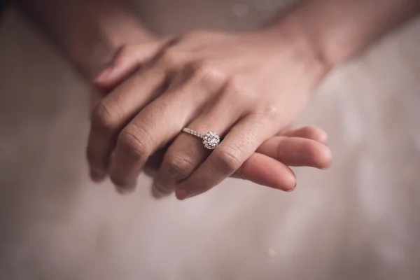 부드러운 신부 손입니다. 약혼 반지입니다. 부드러운-이미지 — 스톡 사진