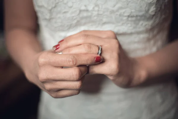 入札の花嫁の手。婚約指輪。穏やかな - 画像 — ストック写真