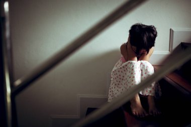 Üzgün çocuk için bu savunarak, Aile negatif c anne ve baba